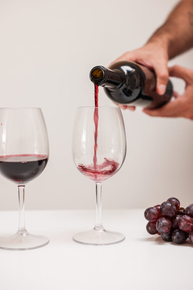 Sans collage ni filtration : quand le vin prend son temps