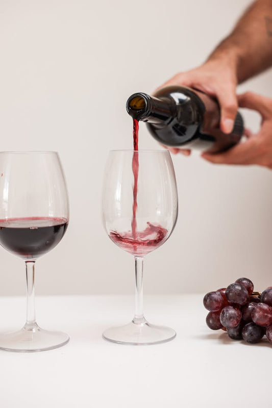 Sans collage ni filtration : quand le vin prend son temps
